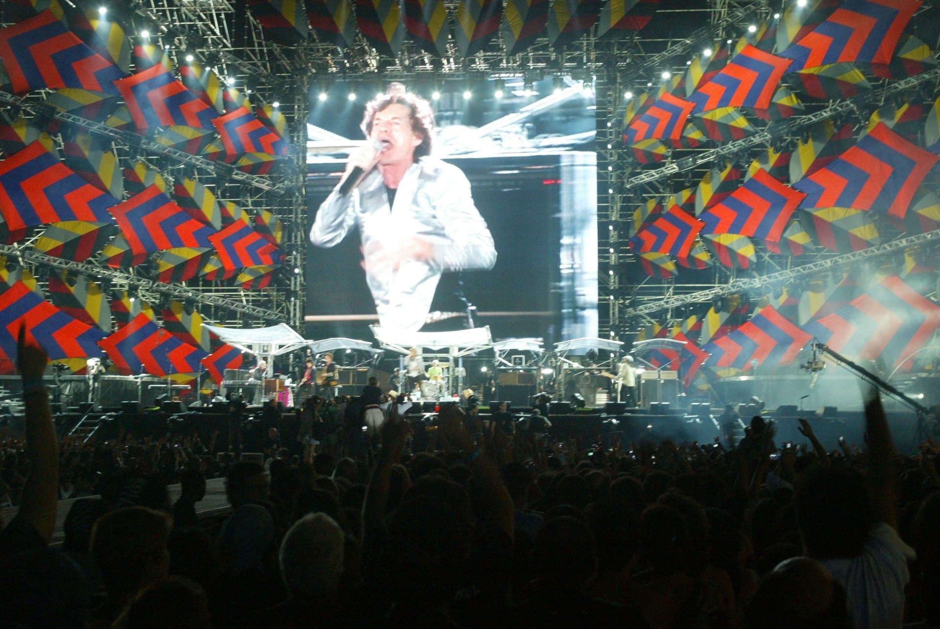 18.fev.2006 - Telão projeta o vocalista dos Rolling Stones, Mick Jagger, durante show na praia de Copacabana, no Rio de Janeiro - André Sarmento/Folhapress