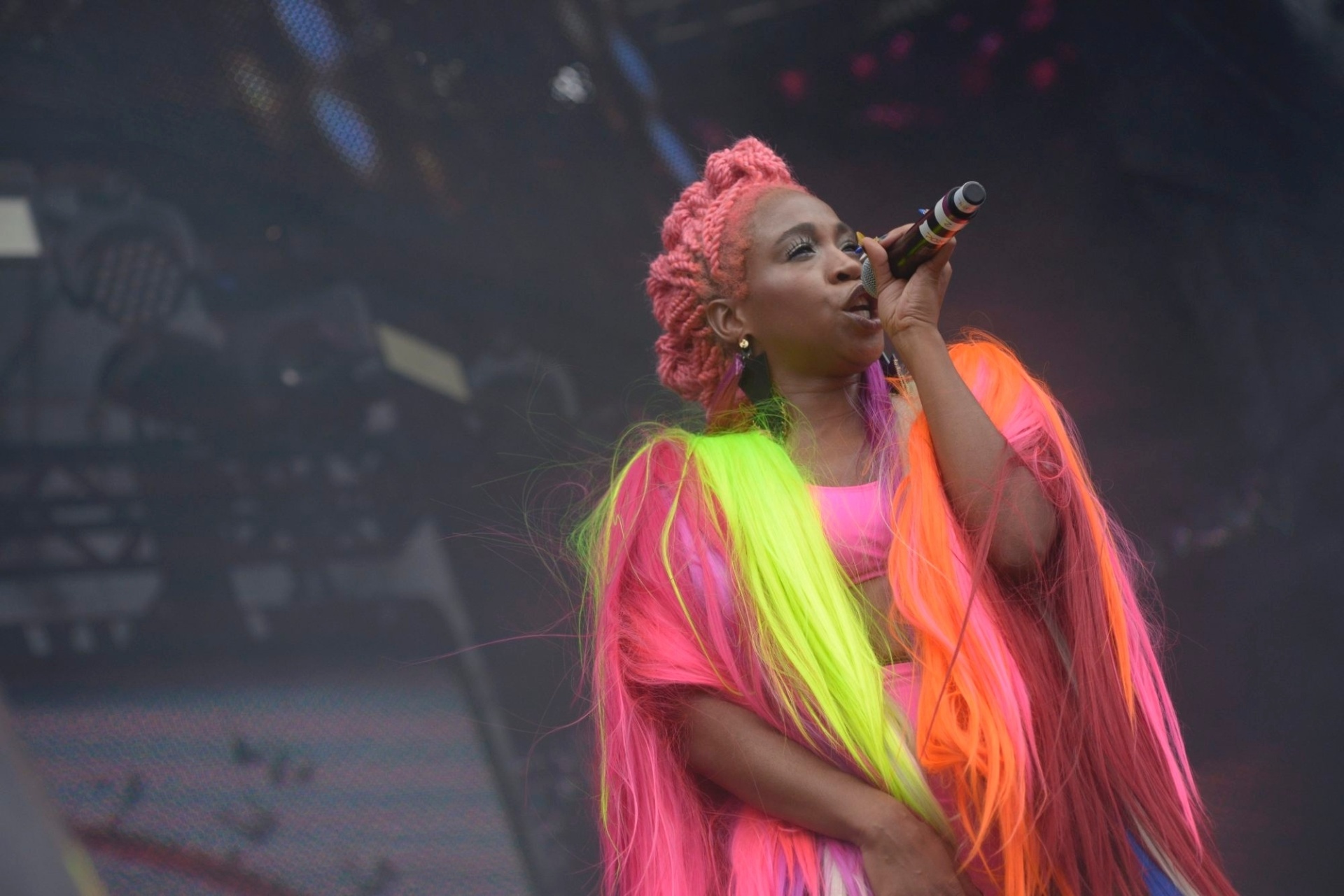 13.mar.2016 - Karol Conká  se apresenta no segundo dia do Lollapalooza Brasil 2016 abusando do bom humor e discursos políticos. "Nós feministas é que vamos ajudar o Brasil a andar pra frente. Aceita porque dói mesmo, fascista", disse, segurando o peito - Rafael Roncato/UOL