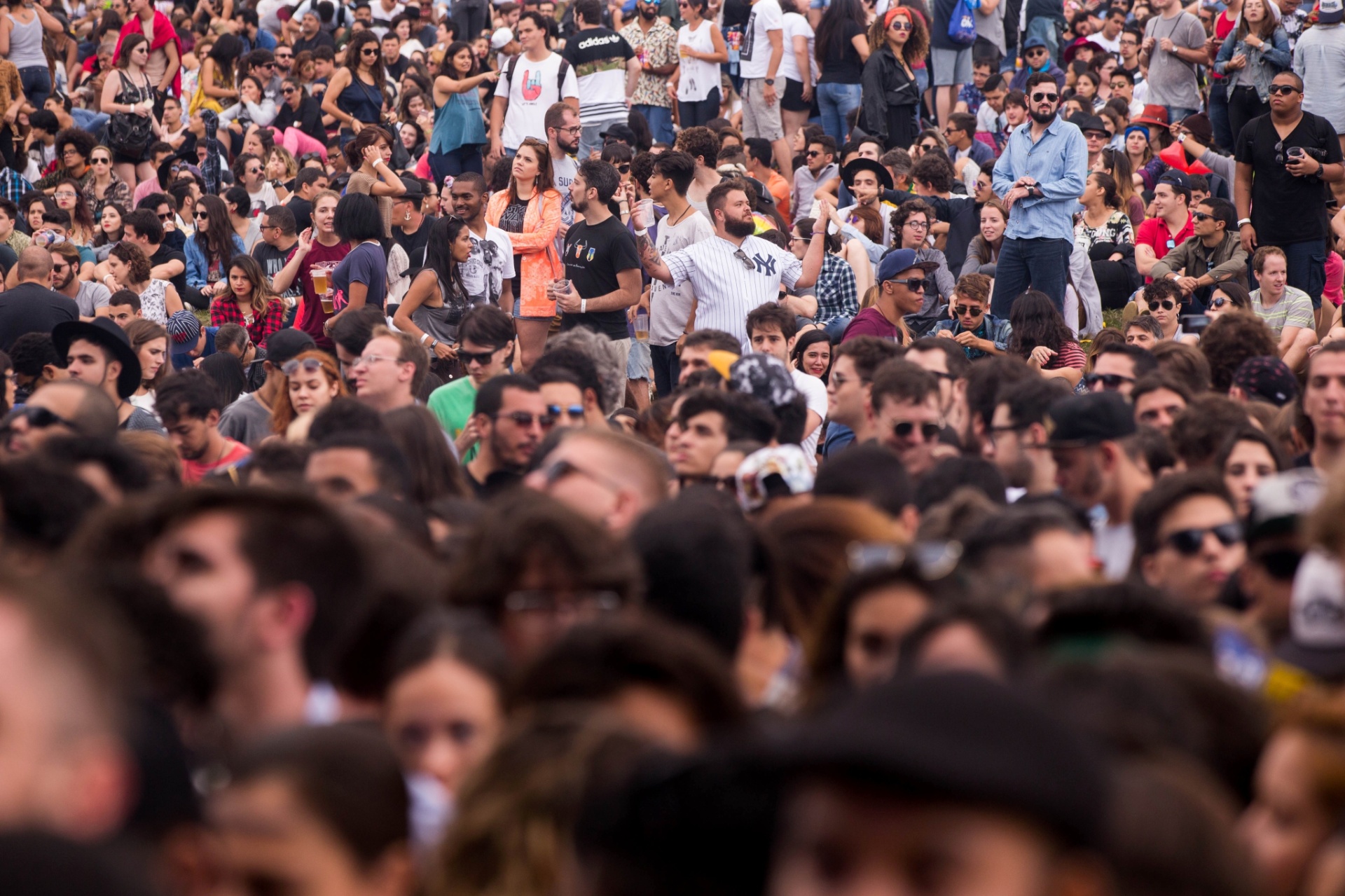 13.mar.2016 - Vista geral do grande público que assistiu ao show do Alabama Shakes no segundo dia do Lollapalooza Brasil 2016 - Marcus Leoni/Folhapress