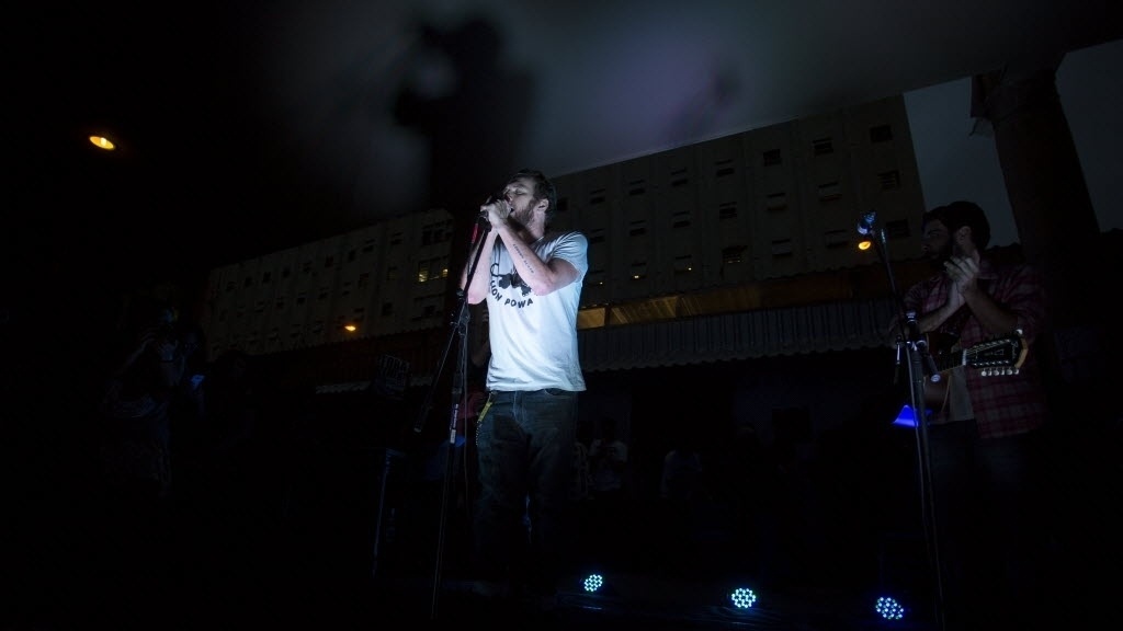 18.mai.2016 - O cantor Otto se apresenta na sede da Funarte no Rio, em protesto contra o fim do Ministério da Cultura - Douglas Shineidr/UOL