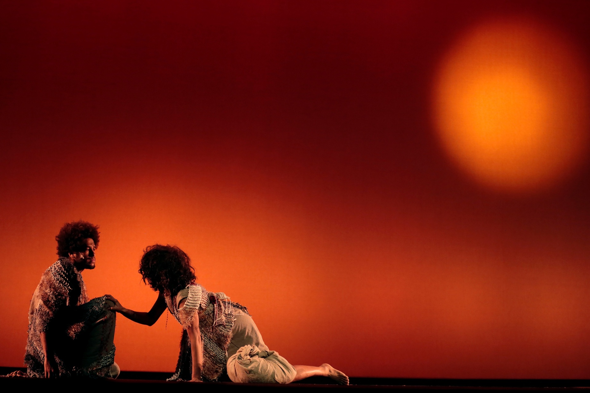 24.mai.2016 - Gabriela surge em sua fase retirante na passagem de cena da peça de João Falcão - Flávio Florido/UOL