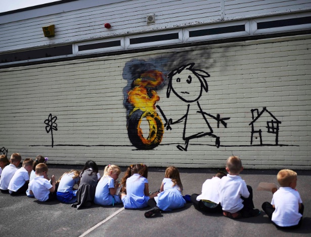 O mural pintado por Banksy de presente para alunos de escola primária em Bristol - Dylan Martinez/Reuters