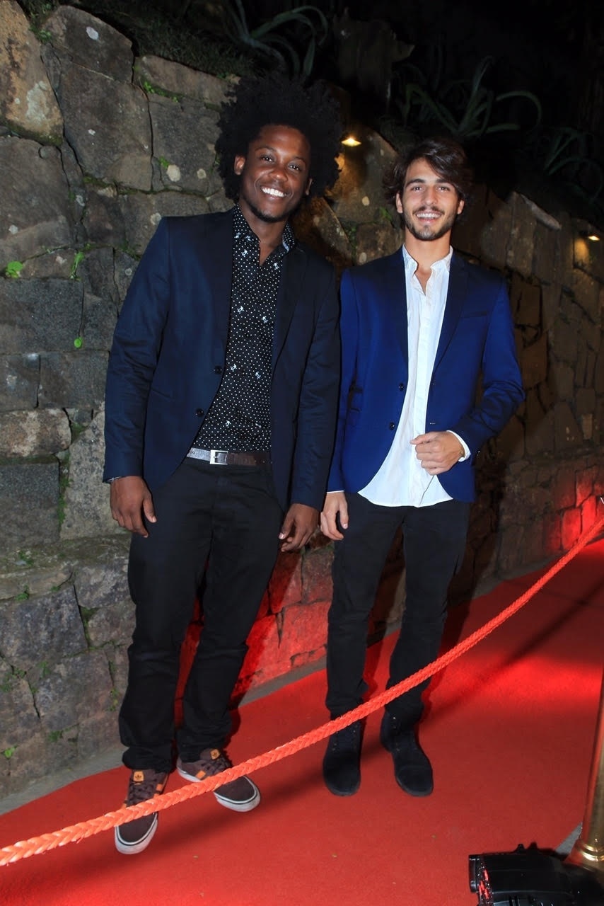 12.jul.2016- Breno Leone e Maycon Rodrigues chegam juntos para curtir a festa de Nego do Borel - Marcello Sá Barreto/Ag.News