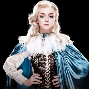 Klara Castanho como a princesa medieval Lady Jane na peça "Aprendiz de Feiticeiro"; com os cabelos curtinhos, a atriz usa uma peruca para se transformar na personagem - Reprodução/Instagram/klaragcastanho - Reprodução/Instagram/klaragcastanho