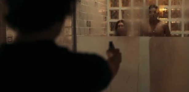 Vicente (Jesuíta Barbosa) atira na namorada, Isabela (Marina Ruy Barbosa), em "Justiça" - Reprodução/TV Globo - Reprodução/TV Globo