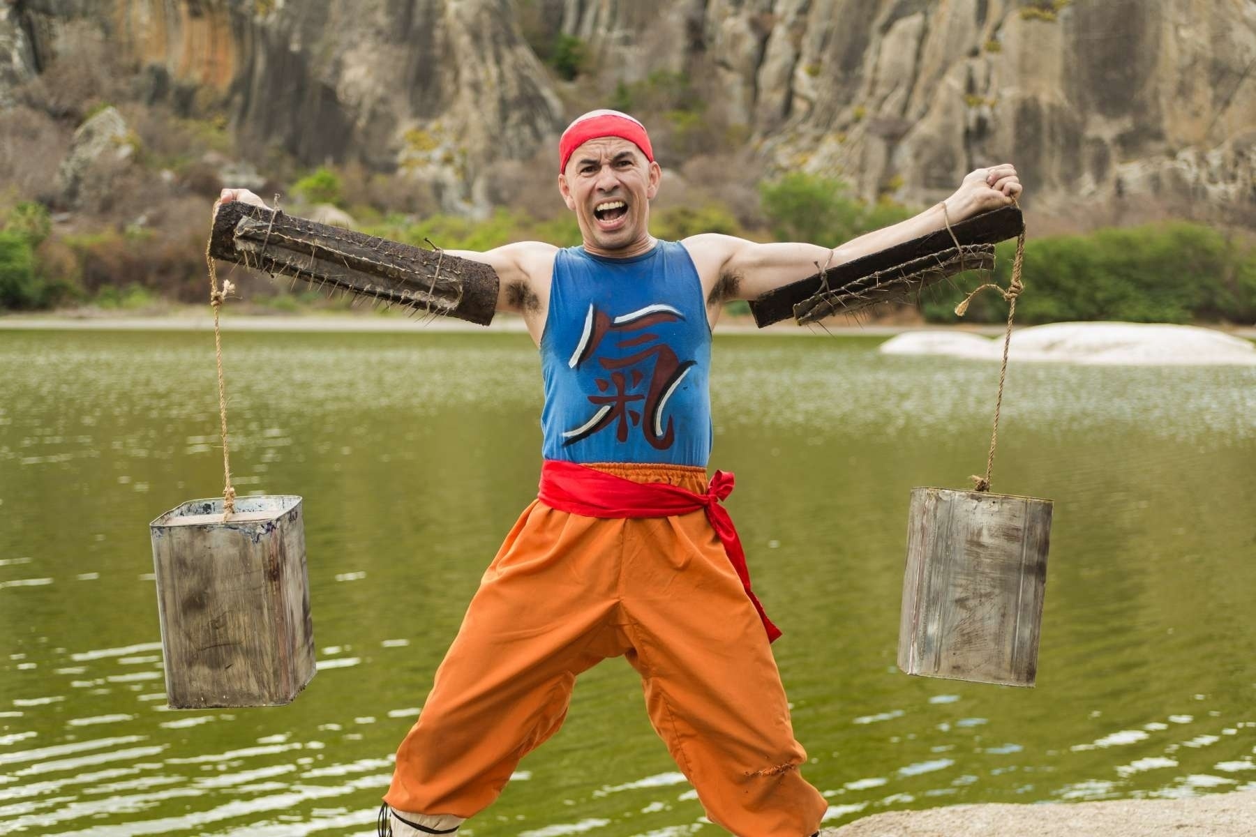 Aluízio Li (Edmilson Filho) treina para enfrentar Toni Tora Pleura (Fábio Goulart) em cena de "O Shaolin do Sertão" - Divulgação