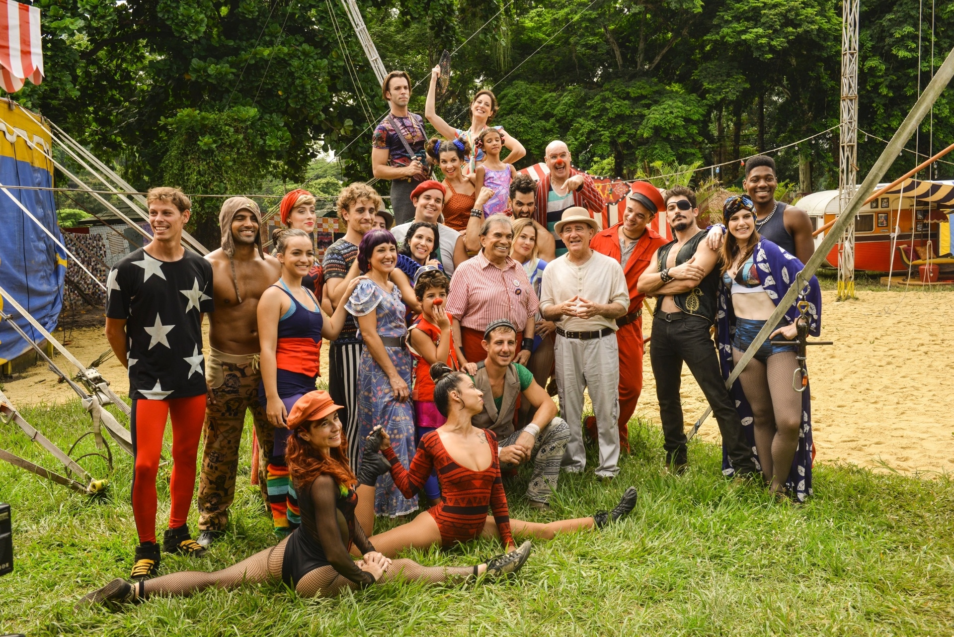 Renato Aragão e Dedé Santana posam com o elenco de "Os Saltimbancos Trapalhões: Rumo a Hollywood" - Divulgação