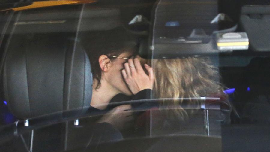 Kristen Steawrt beija a namorada, a modelo Stella Maxwell, em um aeroporto da Itália - AKM-GSI