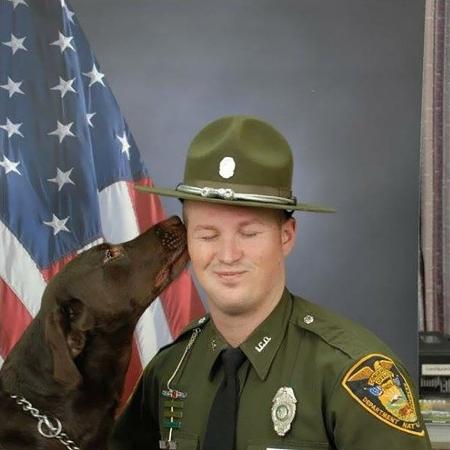 O guarda Levi Knach e o cão Kenobi, que são parceiros de trabalho - Divulgação/Indiana DNR Law Enforcement