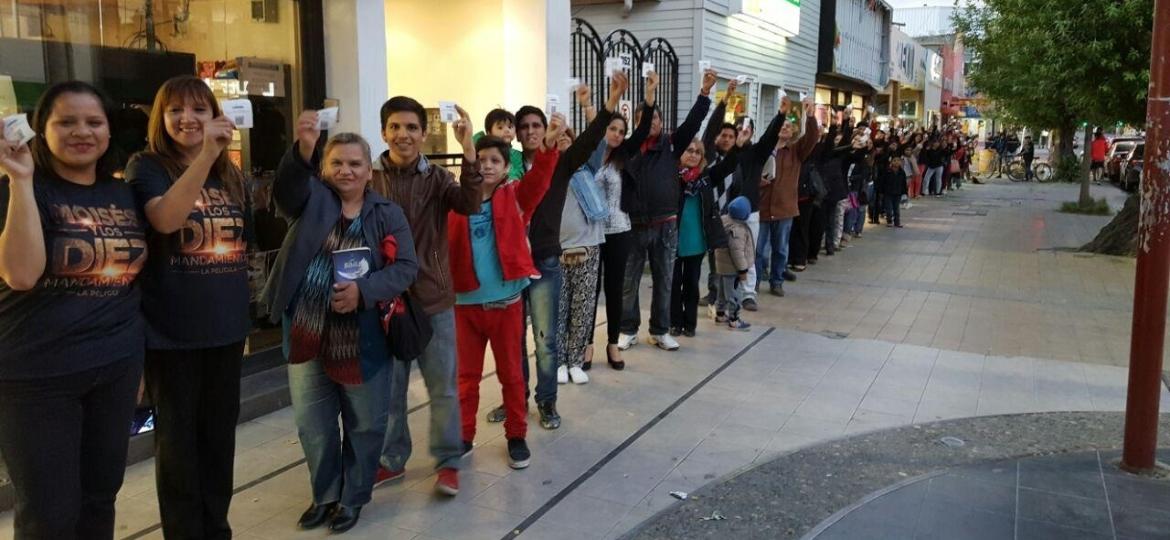 Argentinos fazem fila para comprar ingressos para o filme "Os Dez Mandamentos" - Divulgação/Record