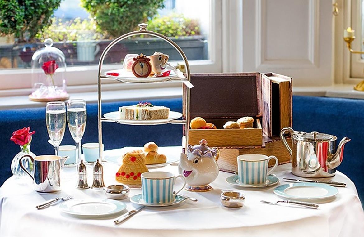 A xícara Zip, a bule Senhora Potts, o relógio Horloge e até a Rosa Vermelha estão na decoração, embora nenhum delas se mexam. - Divulgação
