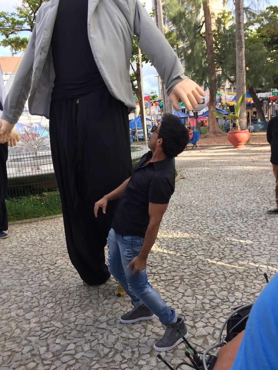 Zezé di Camargo conhece de perto bonecos de Olinda em homenagem à dupla - Divulgação