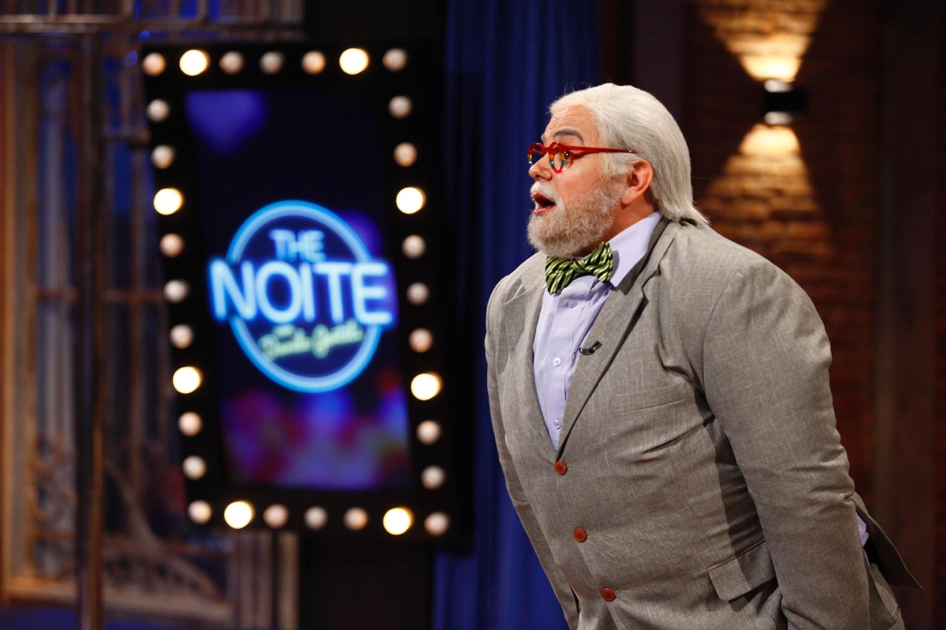 Jô Suado, personagem do humorista Carioca, abre o "The Noite" com um monólogo, mas é interrompido por Danilo Gentili. O programa vai ao ar nesta quinta-feira (9), no SBT - Gabriel Cardoso/SBT