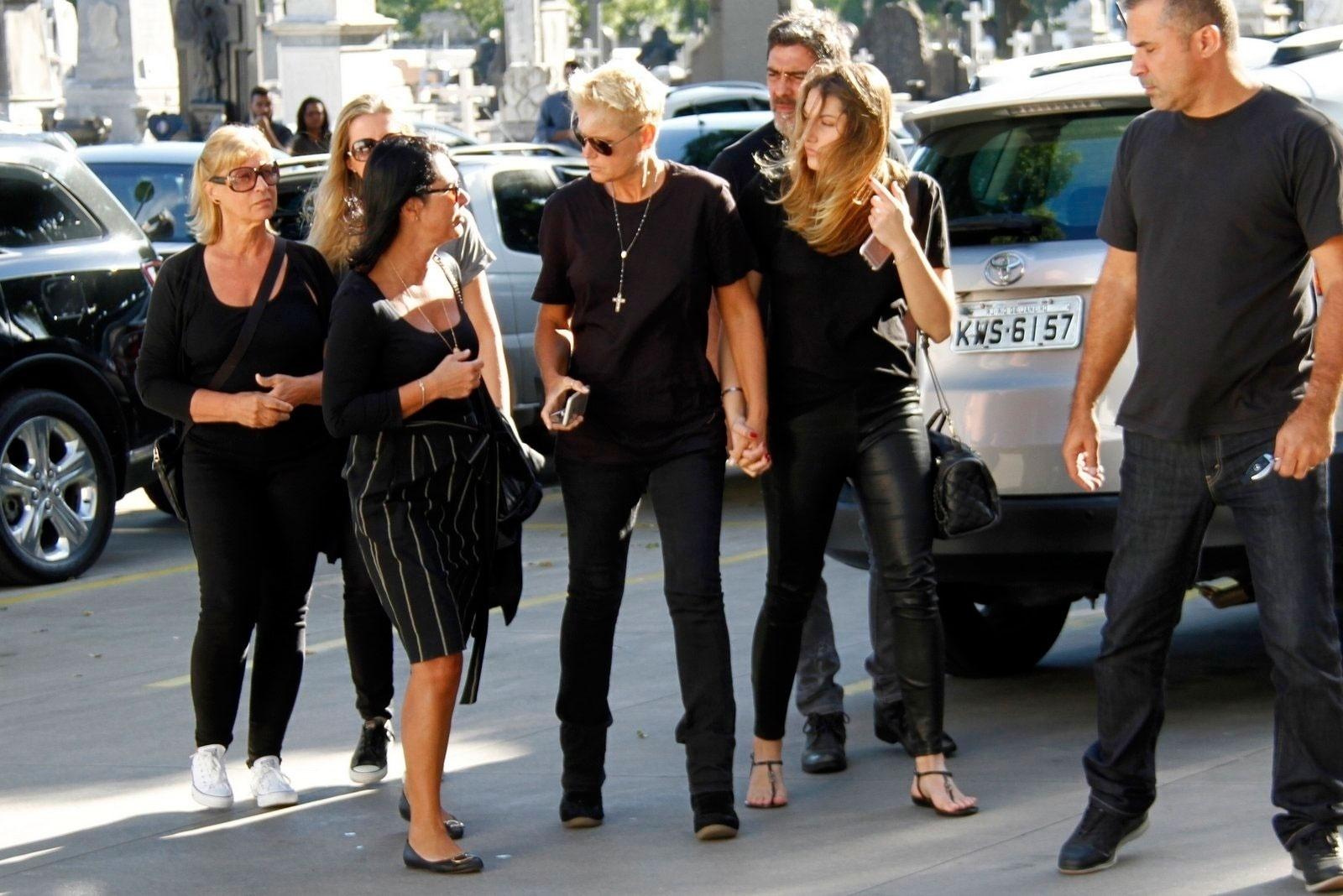 A apresentadora chegou acompanhada do namorado Junno e da filha Sasha, que veio de Nova York (EUA) para se despedir do avô - Marcos Ferreira/Brazil News