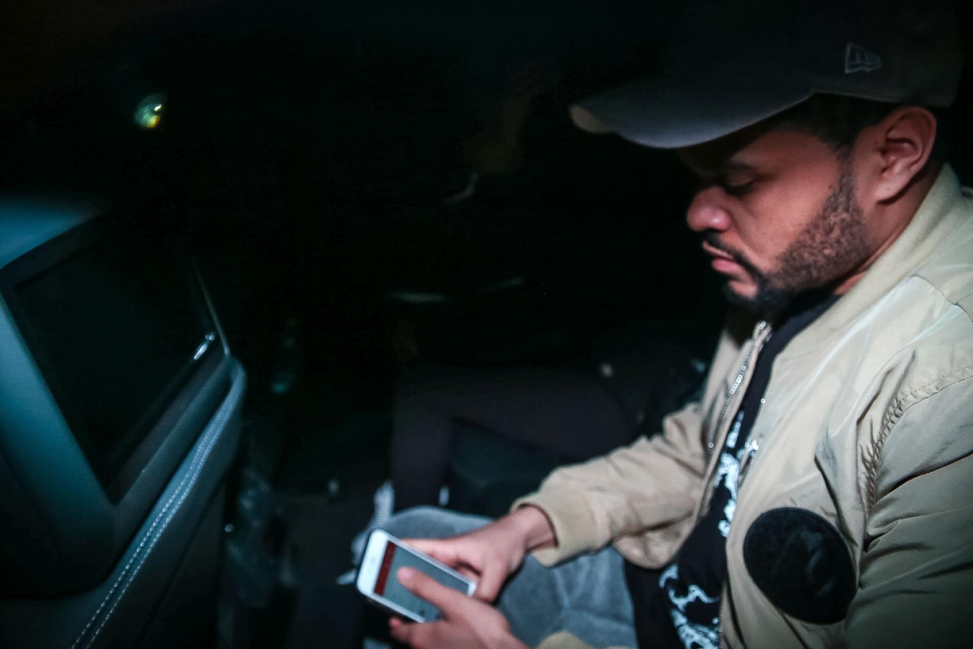 The Weeknd é fotografado dentro de carro após desembarcar com a namorada, Selena Gomez, no aeroporto de Guarulhos, em São Paulo - Raphael Castello/AgNews