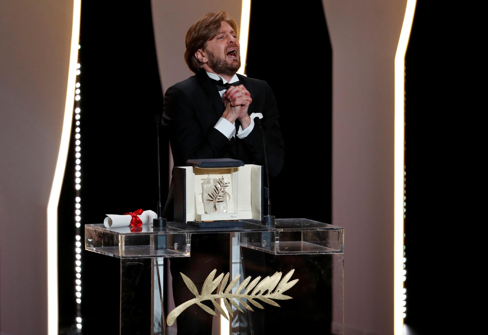 O diretor sueco Ruben Ostlund comemora após vencer a Palma de Ouro do Festival de Cannes com o filme "The Square" - Stephane Mahe/Eric Gaillard