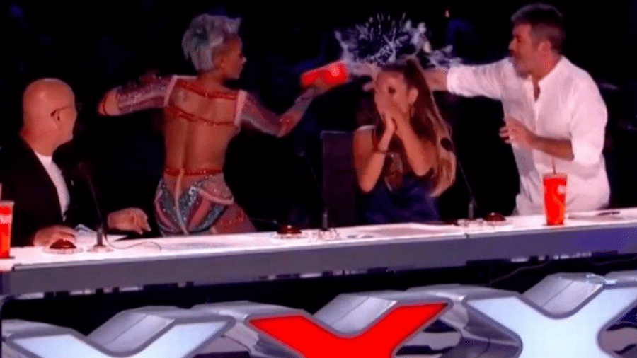 Ex-Spice Girl Mel B se irrita com piada e joga água em colega durante programa ao vivo - Reprodução/NBC