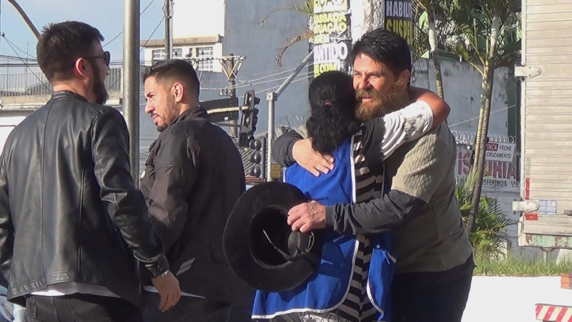 Mulher abraça César Filho ao descobrir que o apresentador estava disfarçado para quadro do Gugu - Divulgação/TV Record