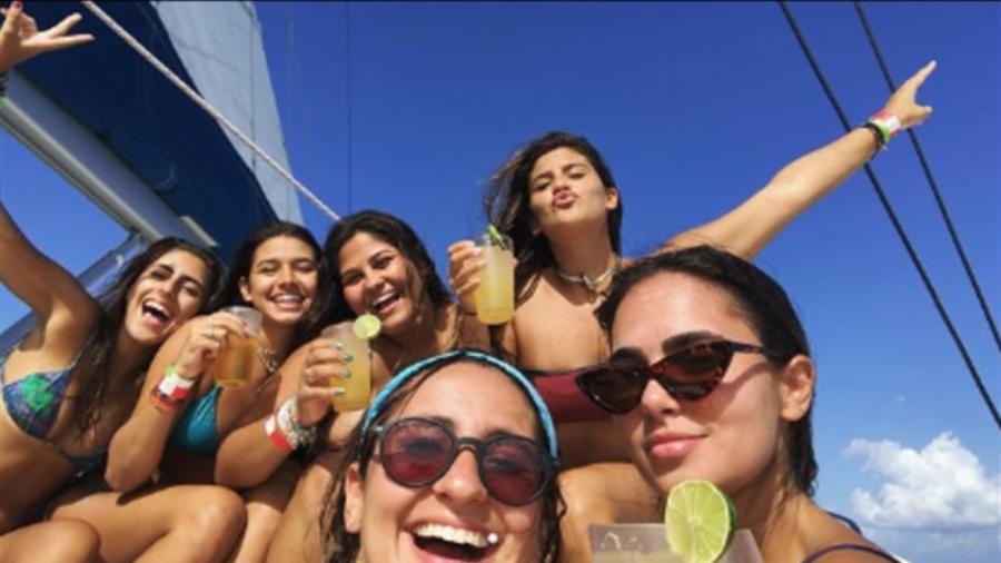 Giulia Costa comemora 18 anos com amigas - Reprodução/Instagram