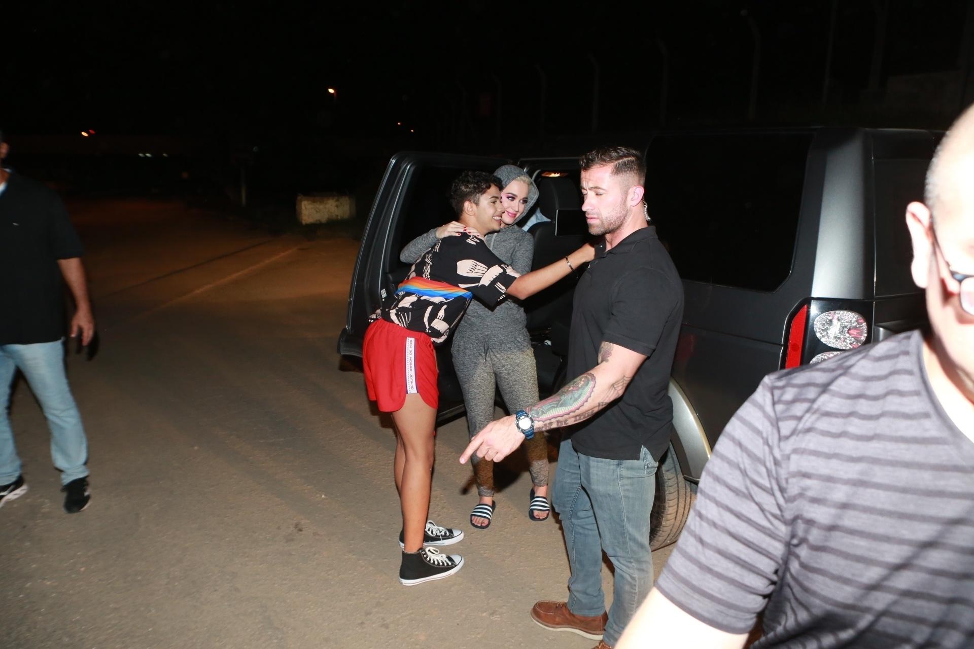 Katy Perry posa para foto com fãs ao desembarcar no Rio, onde se apresentará esta noite - Dilson Silva/AgNews