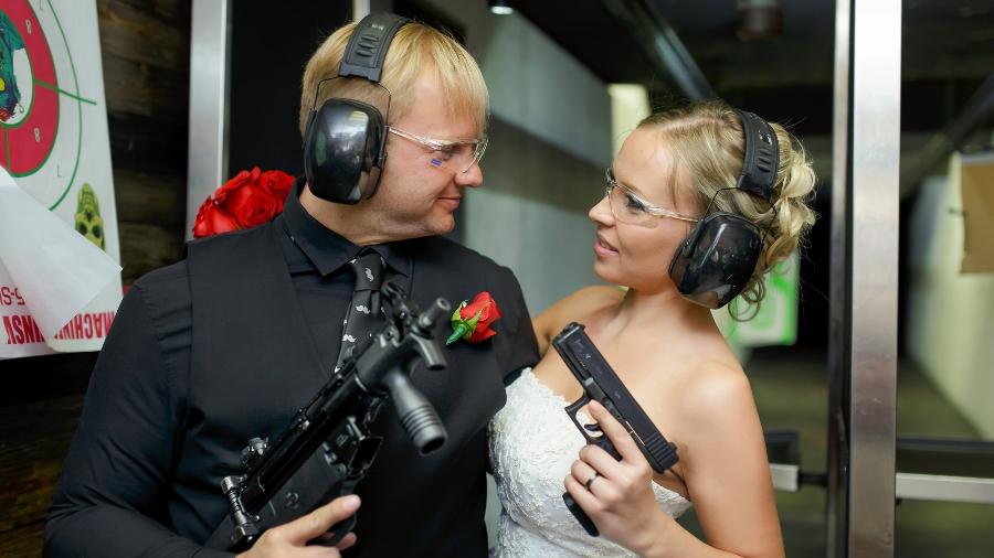 Que tal celebrar um matrimônio atirando com armas automáticas? Em Vegas, isso é possível - Divulgação/Machine Guns Vegas