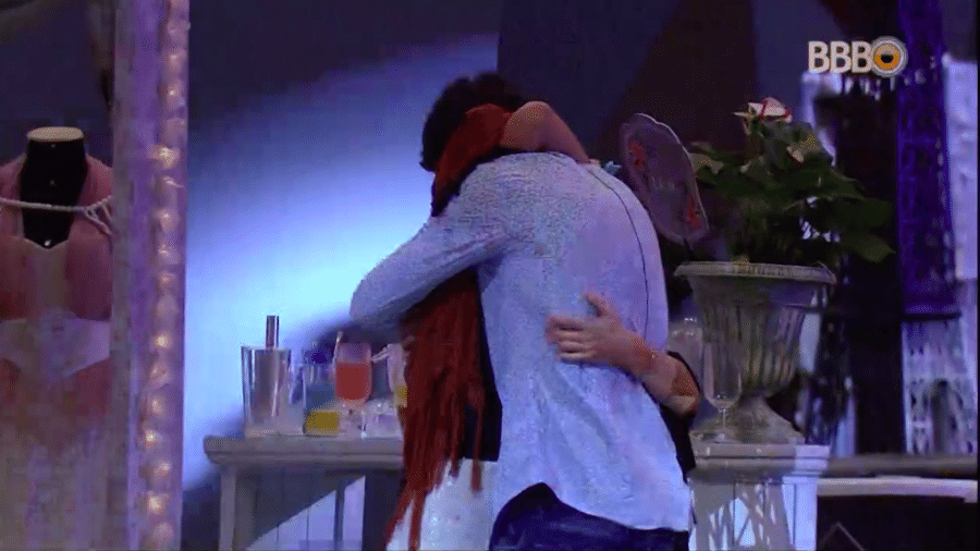 Maycon abraça Isabella e se desculpa durante festa Moda - Reprodução/GlobosatPlay