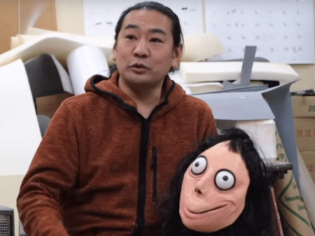 Keisuke Aiso e uma máscara que copia sua escultura - Reprodução