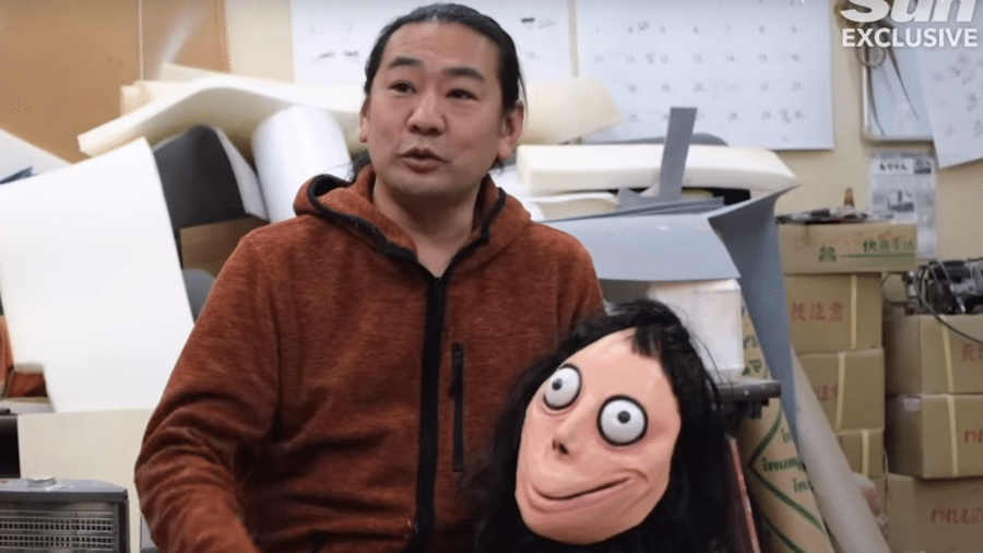 Keisuke Aiso e uma máscara que copia sua escultura - Reprodução