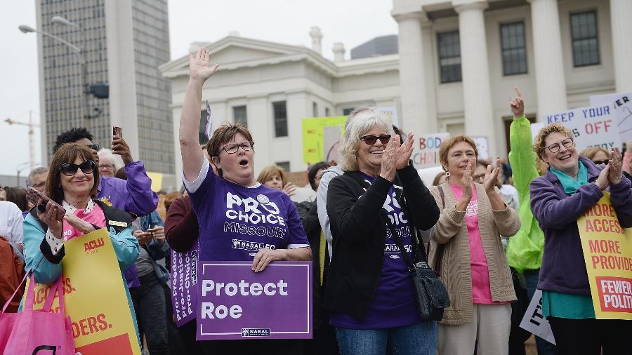 Mulheres protestam contra onda restritiva ao aborto em Missouri - AFP