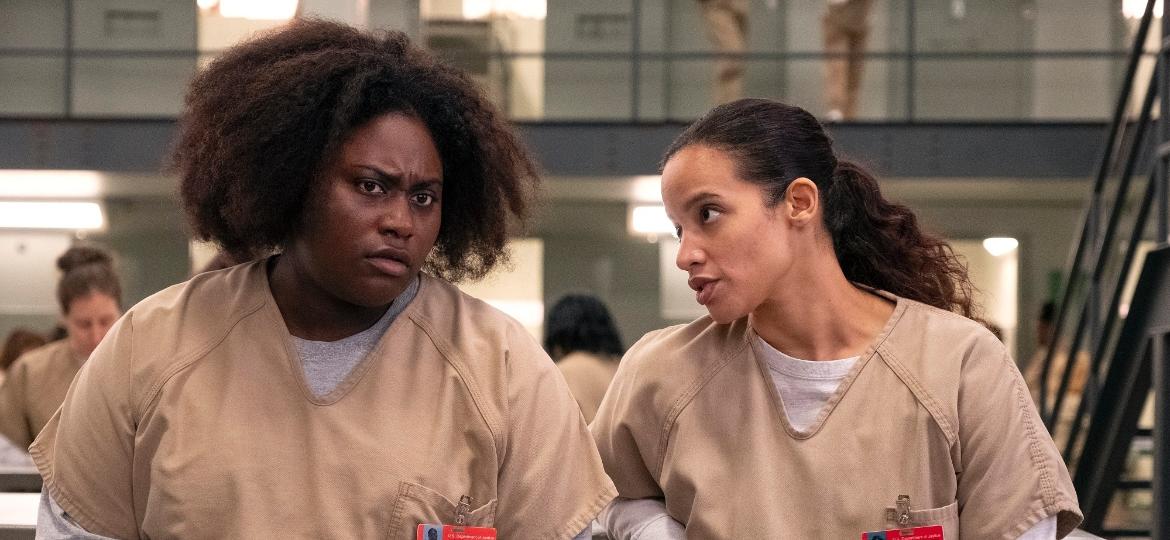 Taystee (Danielle Brooks) e Daya (Dascha Polanco) em cena da sétima temporada de Orange Is the New Black - JoJo Whilden/Netflix