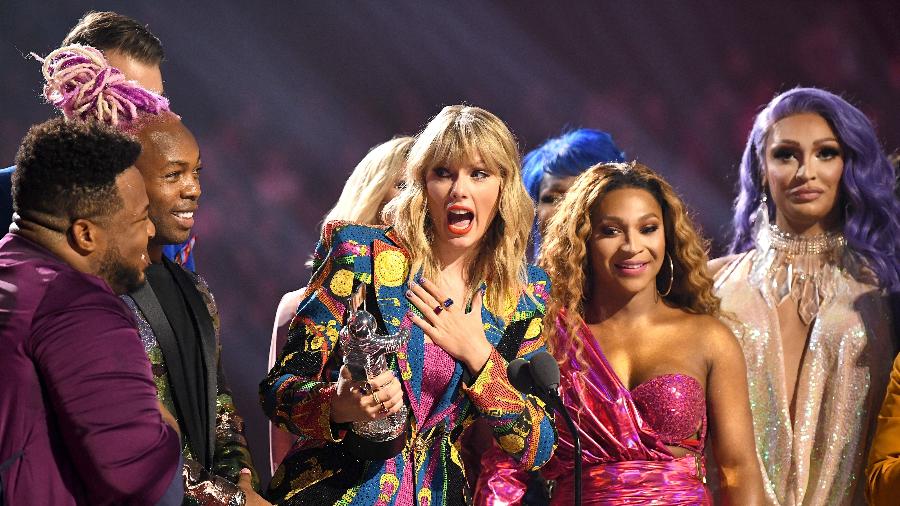 Taylor Swift recebe prêmio no palco do VMA 2019, da MTV - Dimitrios Kambouris/VMN19/Getty Images for MTV