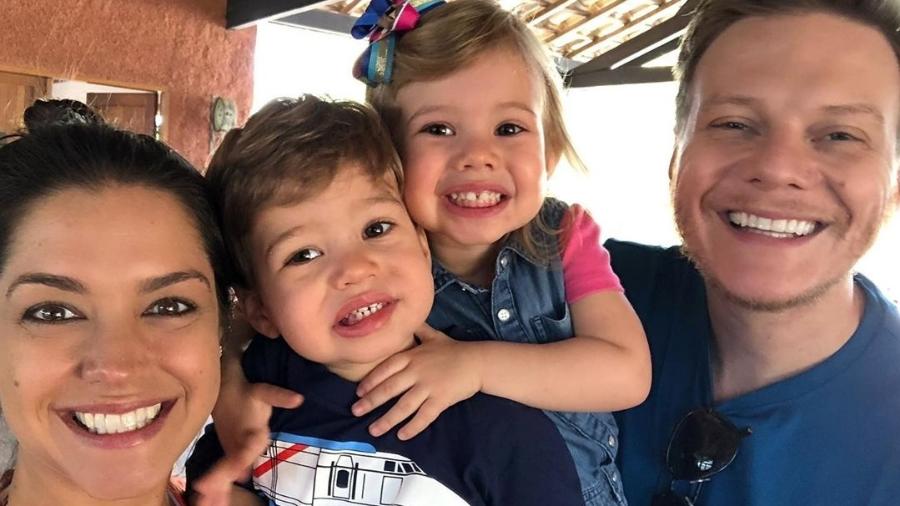 Thaís Fersoza e Teló com os filhos Melinda e Teodoro - Reprodução/Instagram