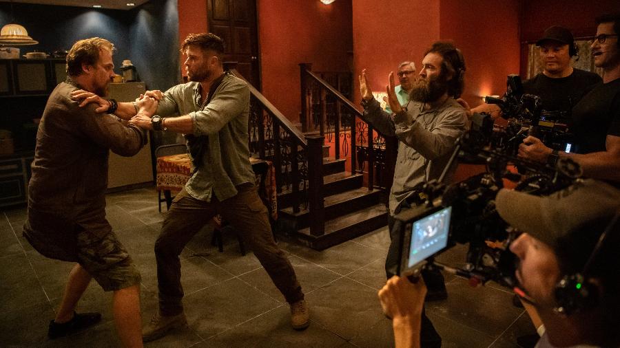 David Harbour (à esq.) e Chris Hemsworth filmam cena de "Resgate" - Reprodução/Twitter
