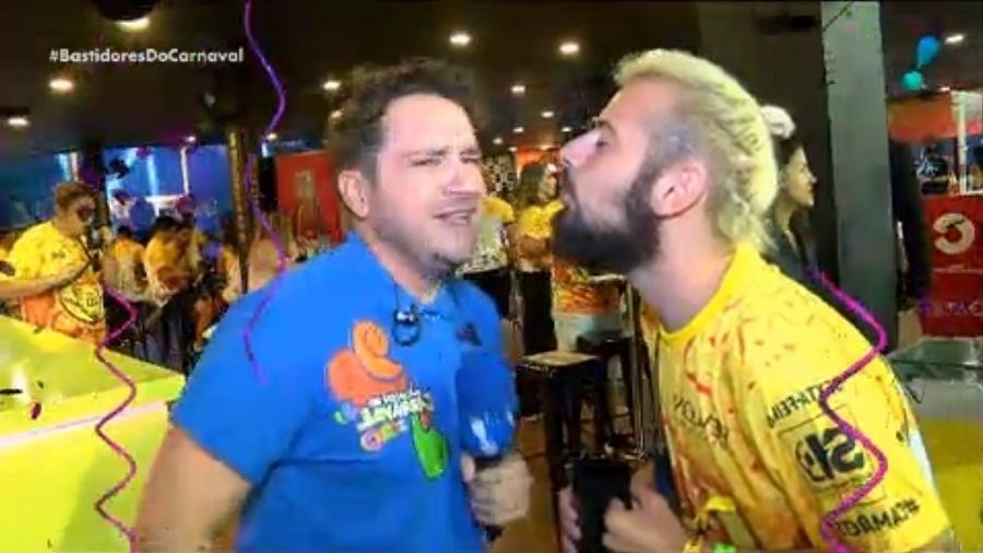 Lucas Strabko, o Cartolouco, tenta beijar o repórter Caco de Castro, da RedeTV! - Reprodução/RedeTV!