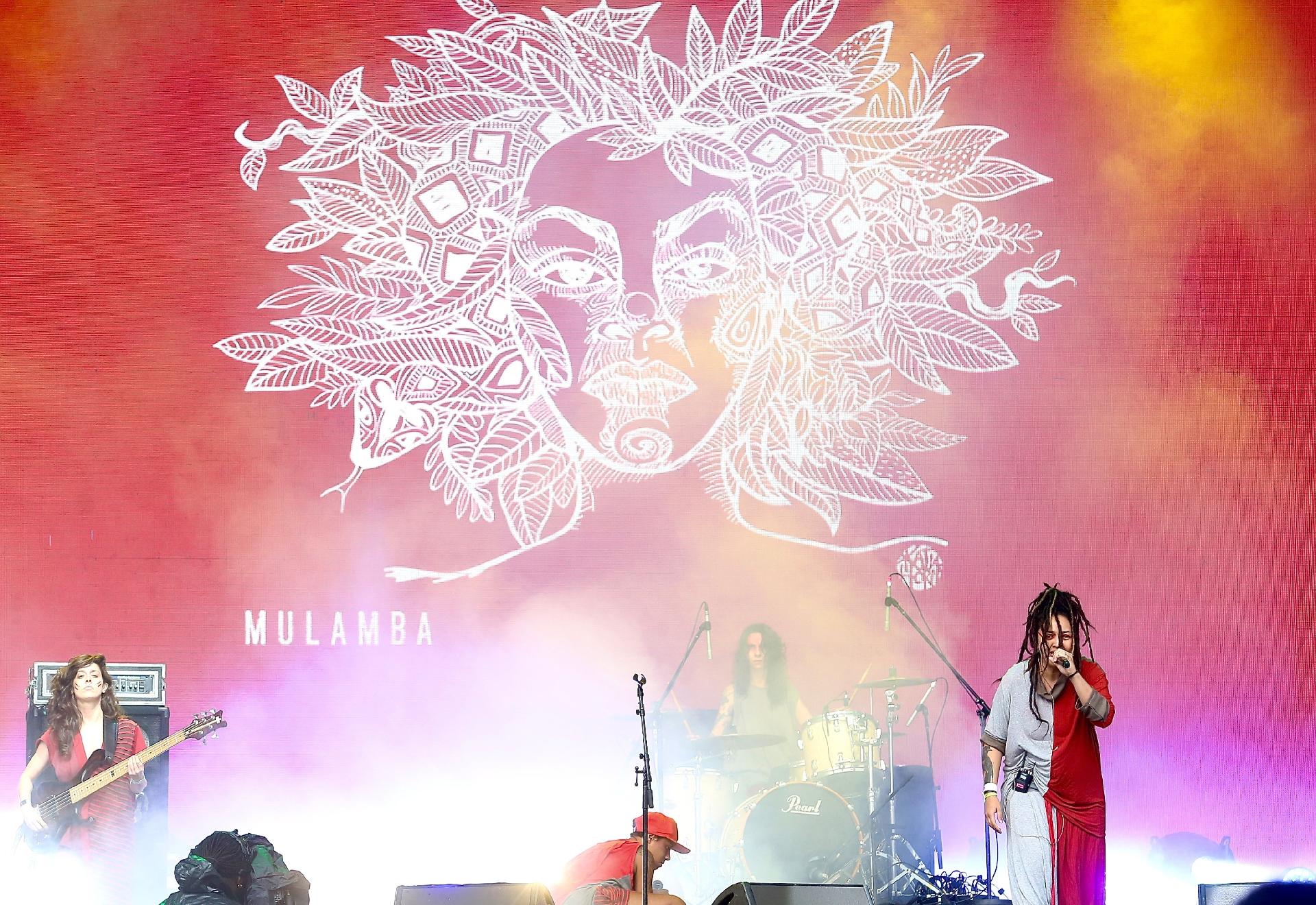 Grupo Mulamba faz show de protesto no segundo dia do festival GRLS!, em São Paulo - Iwi Onodera/UOL