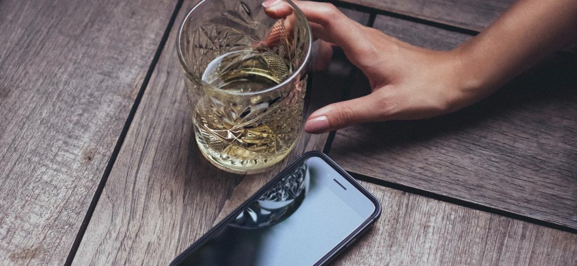 Happy Hour agora tem telinha do smartphone como aliada na quarentena - Unsplash
