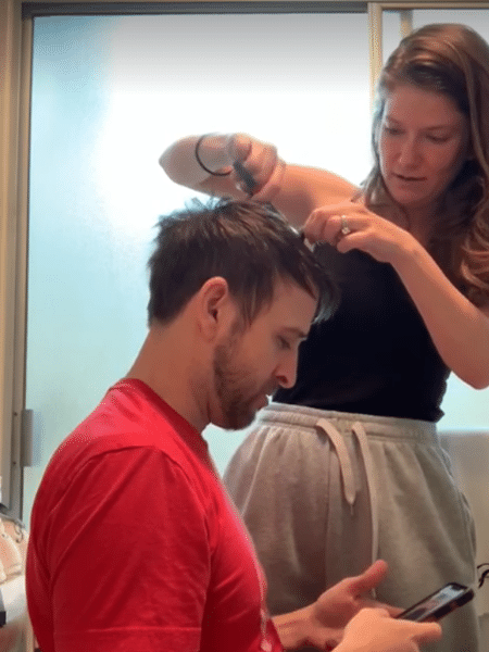 Mulher corta cabelo do marido em Ohio, nos EUA - reprodução/Facebook