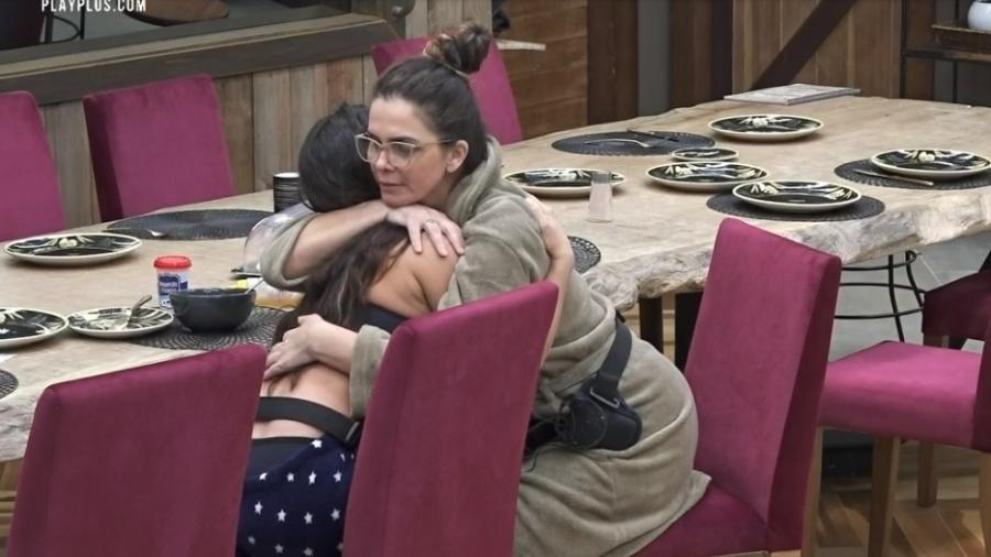 Raissa é consolada por Luiza na Fazenda 2020 - Reprodução/RecordTV