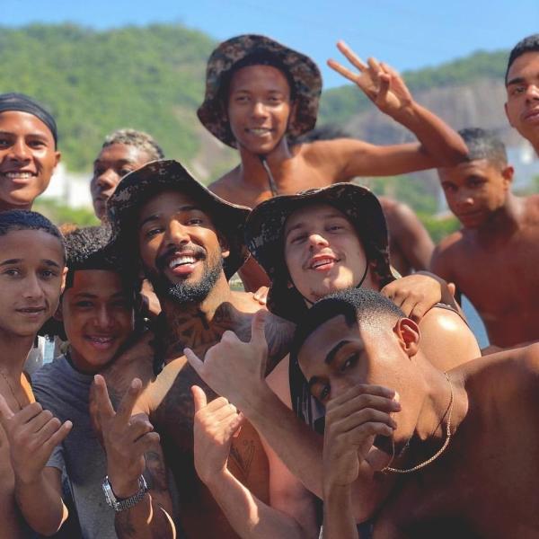 Nego do Borel comemora nova música e leva meninos do sinal para festejar em passeio de barco no Rio de Janeiro