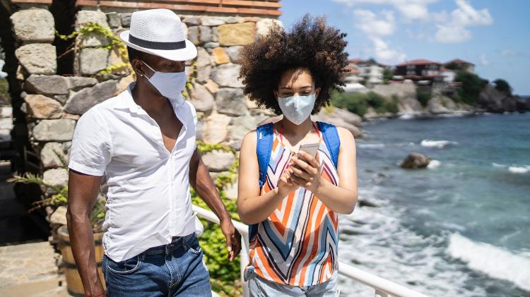 Caasal de turistas com máscara - Getty Images - Getty Images