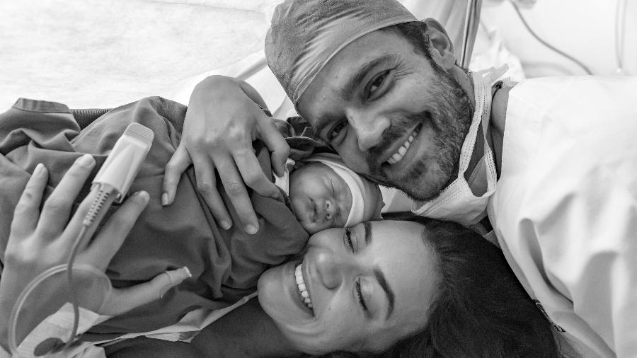 Talita Younan e João Gomez com a filha, Isabel - Reprodução/Instagram