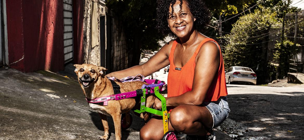 Rose e sua cadela Dandara que ficou paraplégica após um choque com um cão maior durante uma brincadeira - Fernando Moraes/UOL