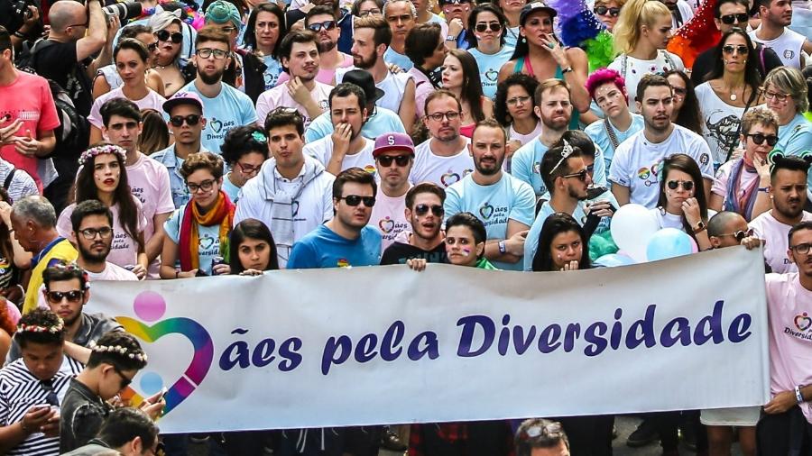 Integrantes da ONG Mães pela Diversidade na Parada do Orgulho LGBTQIA+ de São Paulo, em 2016. - Reprodução