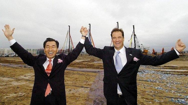 Songdo é um dos maiores empreendimentos imobiliários público-privados do mundo; acima, dois dos promotores do projeto - Getty Images - Getty Images