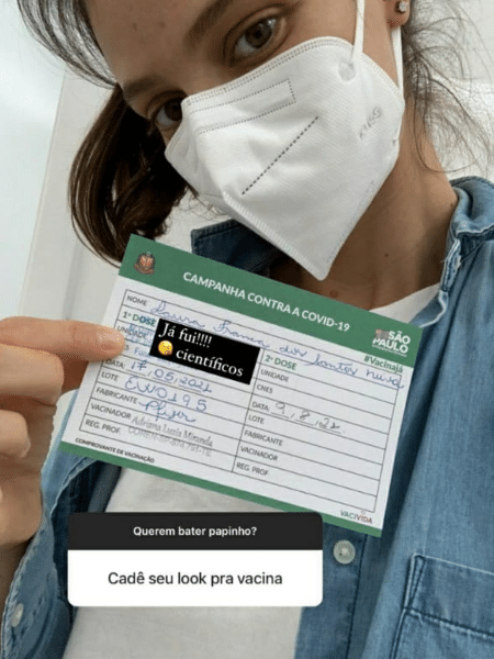 Laura Neiva mostrou que foi vacinada no mês passado, com a Pfizer. - Reprodução/Instagram - Reprodução/Instagram