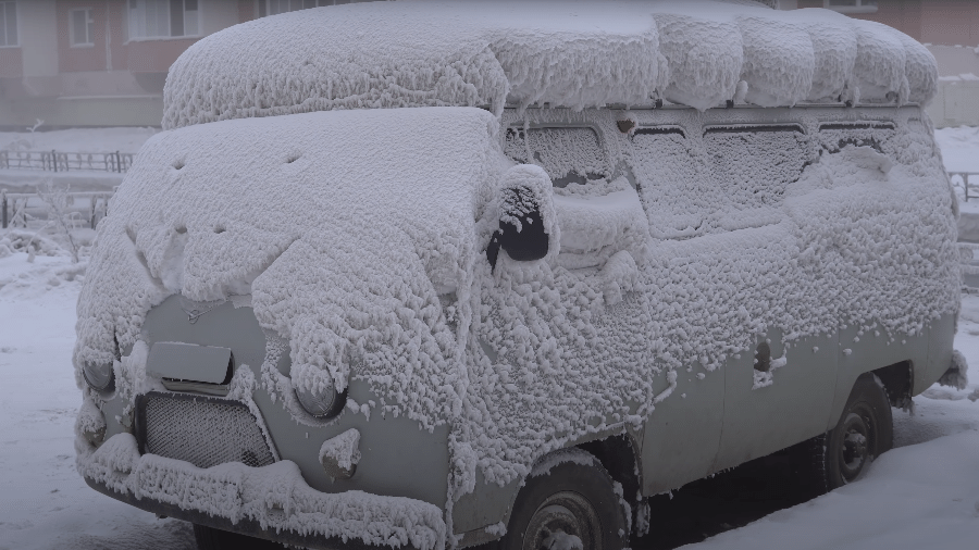 Youtuber Çenet exibe van coberta por gelo na cidade mais fria do planeta; carros ficam parados no inverno ou ligados o tempo todo - Reprodução