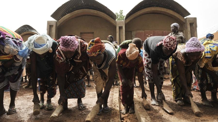Mutirão de mulheres para construção de acomodação para professores em Gando, Burkina Faso, em projeto do arquiteto Diébédo Francis Kéré - Erik Janouwerkerk