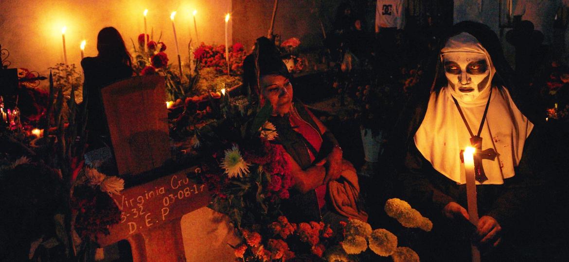 Mexicanos fantasiados visitam túmulo no Día de los Muertos - Érico Hiller