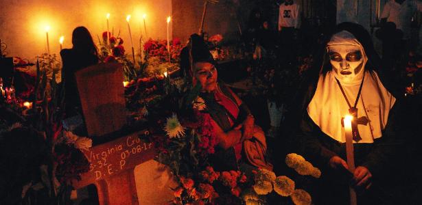 Amanecer entre montículos iluminados: como es o Día de Muertos no México – 02/11/2021