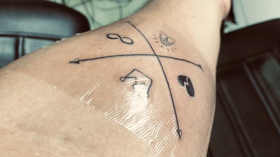 Gustavo  Marques tatuou logo de "Todos os Cantos", de Marília Mendonça - Reprodução